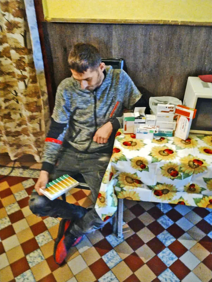 Erik berie denne množstvo liekov na srdce a čaká na transplantáciu. 