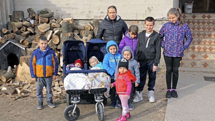 Nikoleta (27) sa teraz stará nielen o 9 detí, ale aj o chorého muža Erika (33).