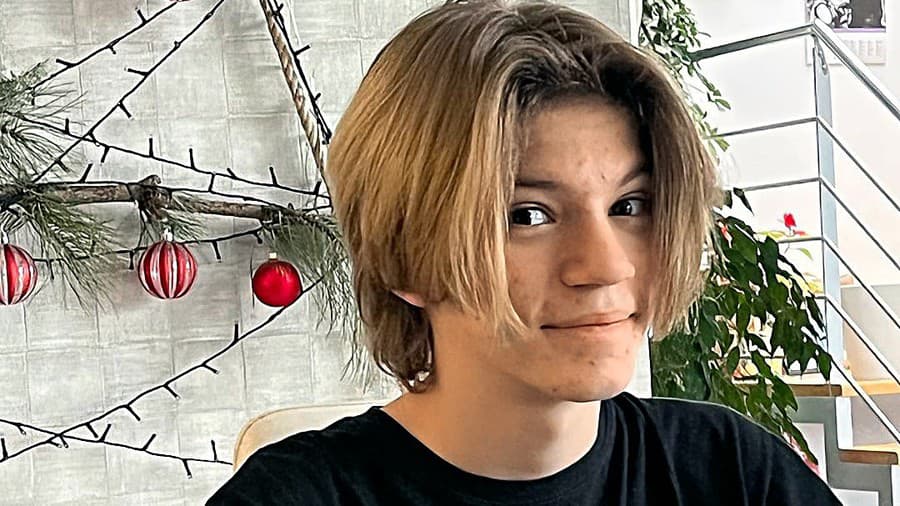 Mladý Kramár má popri štúdiu brigádu.