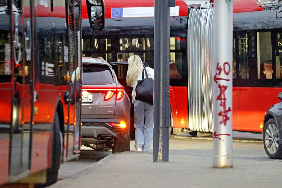 Eliška sa po rozlúčke pobrala z hercovho auta domov na vlak.