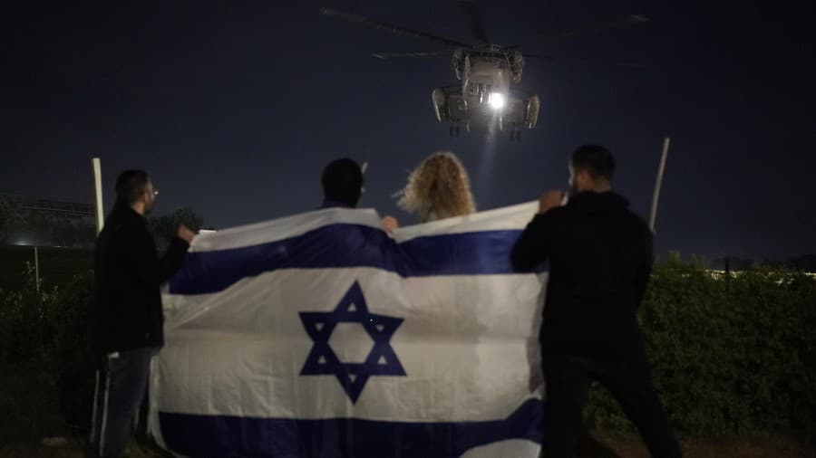 Ľudia držiaci izraelskú vlajku