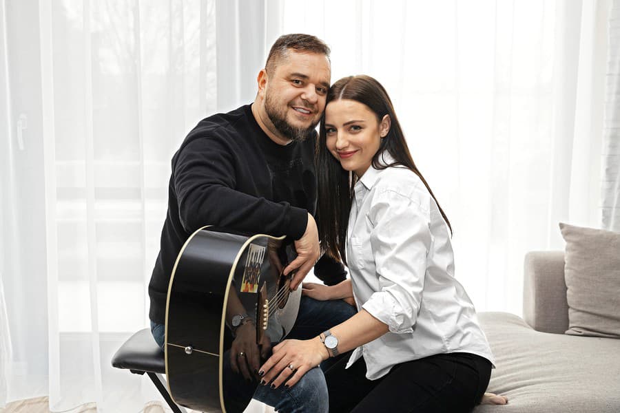 Mário Kuly Kollár (52), spevák, a manželka Lucia (32)