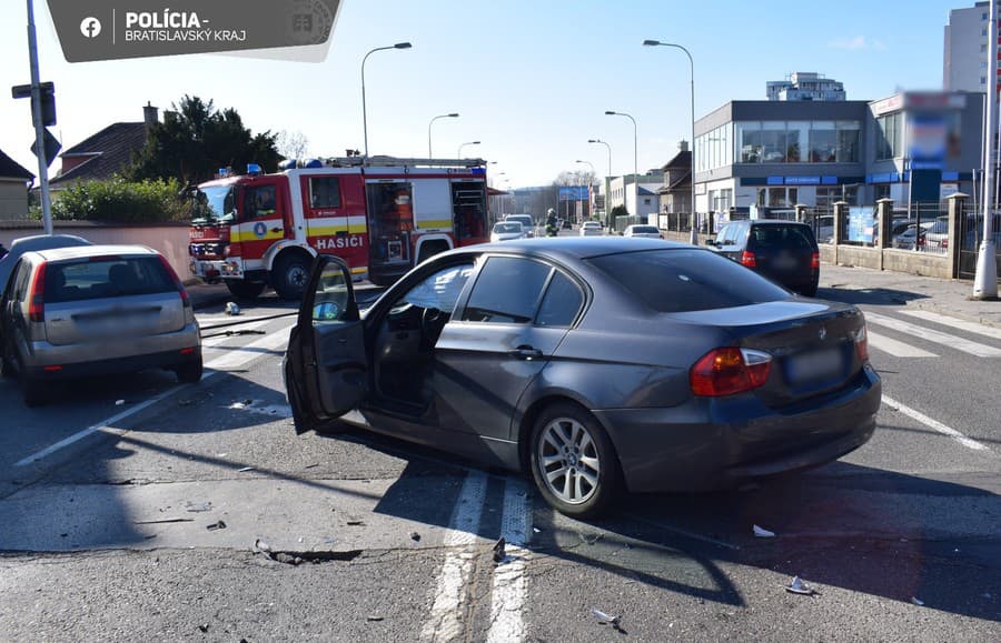 Policajti Krajského dopravného inšpektorátu v Bratislave hľadajú svedkov, ktorí by svojimi informáciami mohli napomôcť k objasneniu dopravnej nehody.