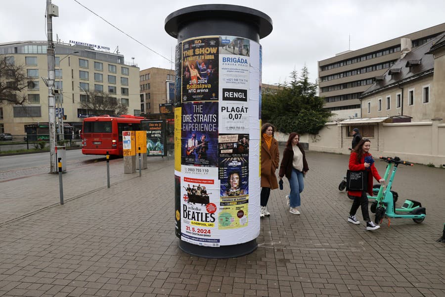 Na zastávke Zochova je osadený valec aj preto, že tadiaľ denne prejde veľa ľudí.