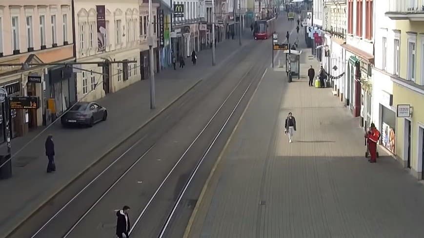 V centre Bratislavy si žena všimla muža, ktorý potrebuje pomoc.