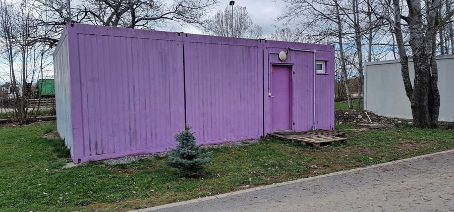 V tejto unimobunke bude ambulancia. Zvnútra to zatiaľ pripomína sklad, no cieľ je do troch mesiacov ju spojazdniť.