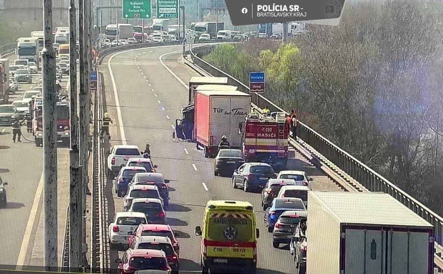 Bratislavskí dopravní policajti dokumentujú okolnosti dopravnej nehody, ku ktorej došlo na diaľnici D1.