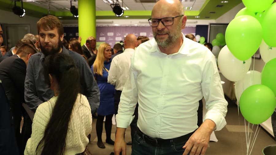 2024. Po 15 rokoch odchádza z vedenia strany.