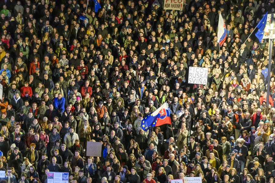 Na snímke protestujúci počas