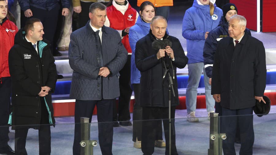 Vladimir Putin (druhý sprava)