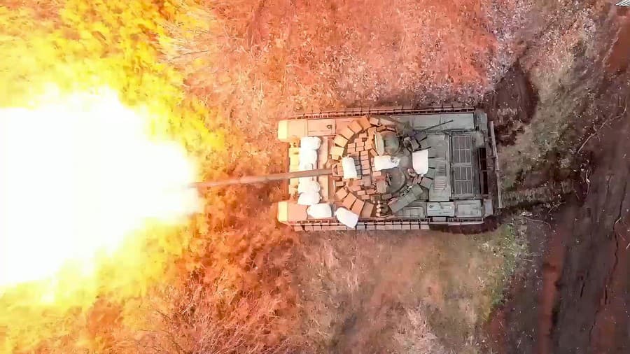 Ruský tank strieľa z