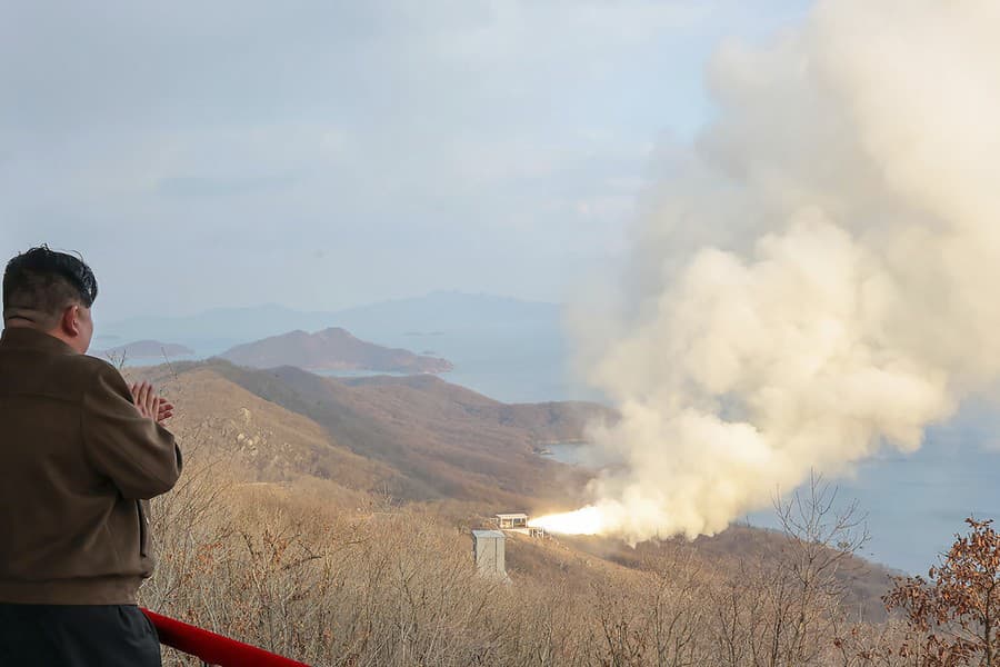 Kim Čong-un dohliadal na úspešnú skúšku raketového motora na tuhé palivo.