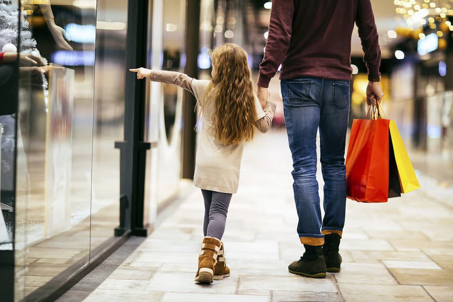 Otec s dcérou na nákupoch