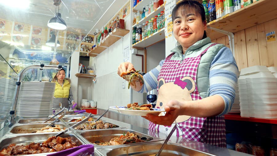 Mei-Chin pripravuje jedlá už