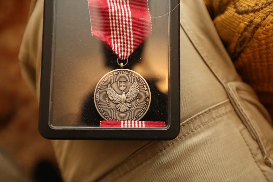 Doma má zbierku medailí.