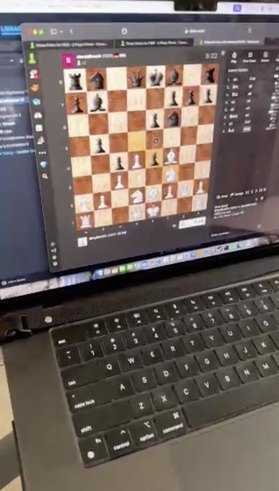 Muž hrá šach mysľou