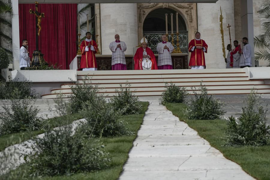Pápež František celebruje bohoslužbu