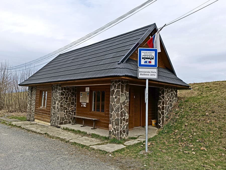 V obci Detvianska Huta volili aj v budove autobusovej zastávky.
