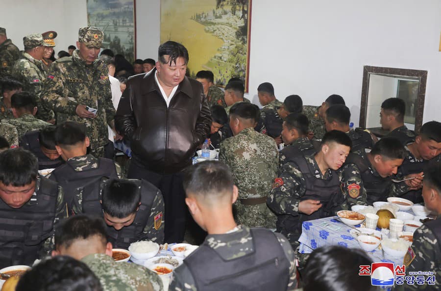 Kim navštívil tankovú jednotku,