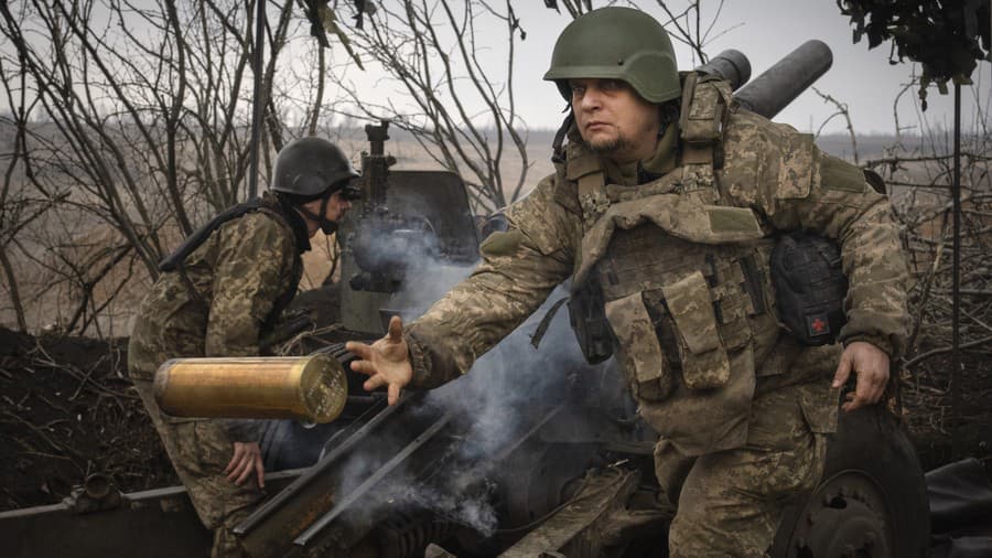 Ukrajinský vojak strieľa z
