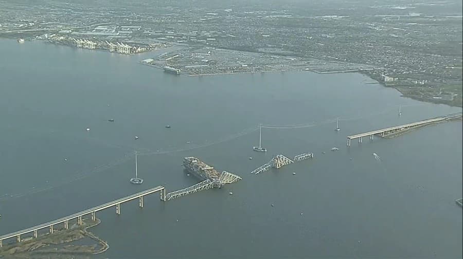 Časť mosta Key Bridge (Francis Scott Key Bridge) sa v utorok okolo 01.30 h miestneho času (6.30 h SEČ) zrútila po náraze lode do jedného z pilierov.