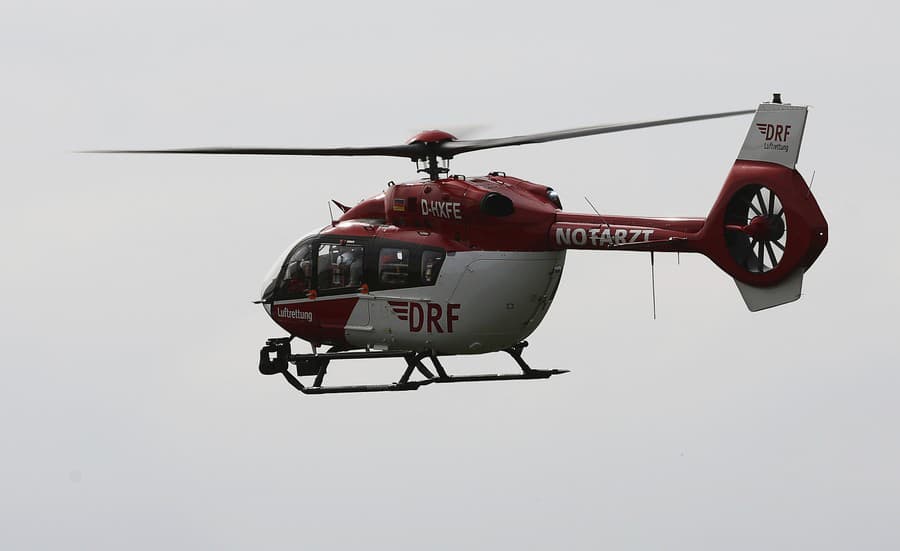 Sanitky a záchranársky vrtuľník