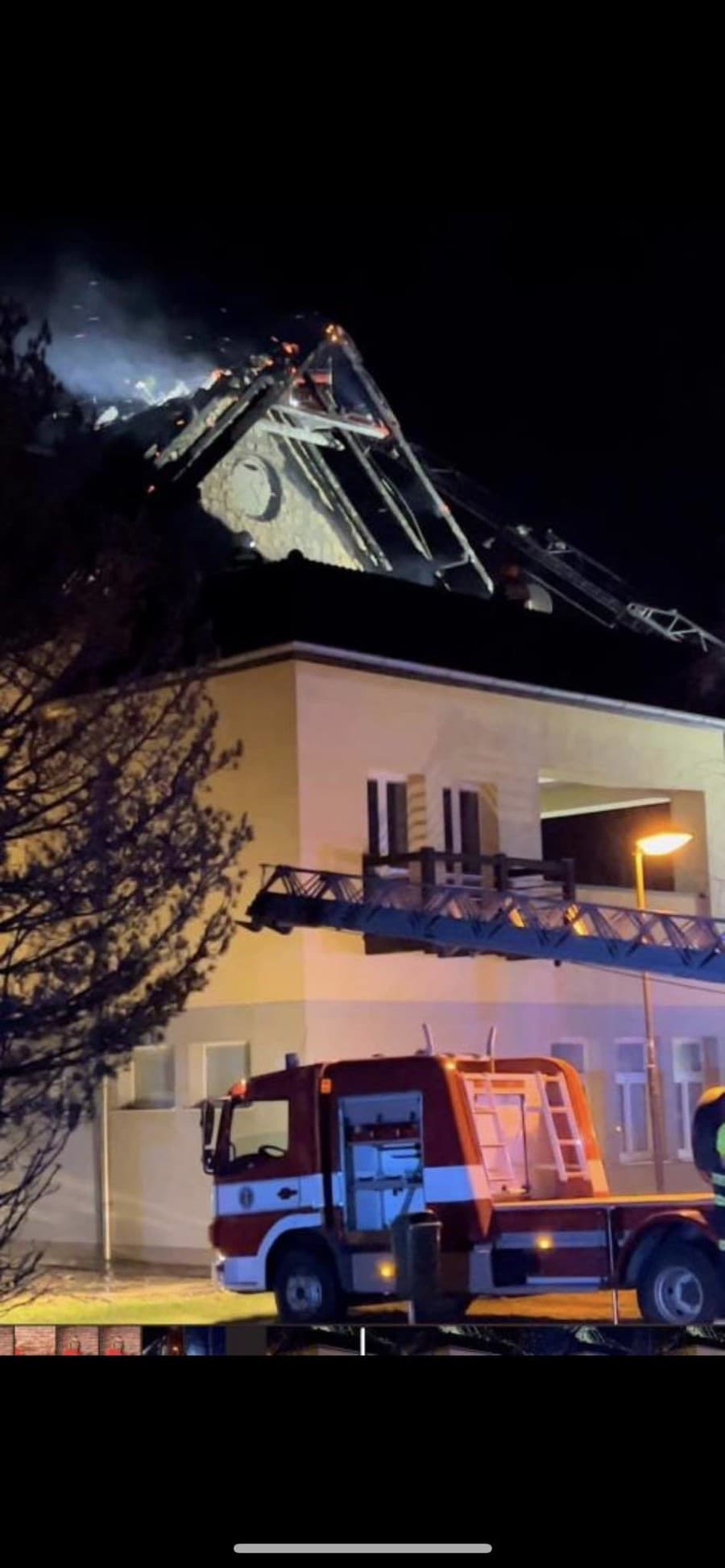 V dome, ktorý horel, býva aj hudobník.