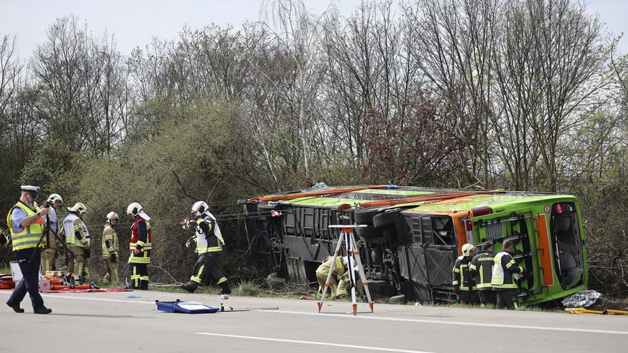 Nehoda autobusu na diaľnici