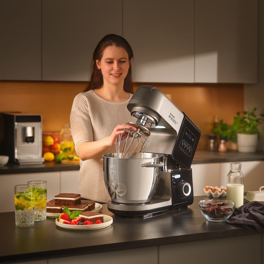Kuchynský robot Sencor Paul 3 je univerzálnym pomocníkom pri pečení aj varení.