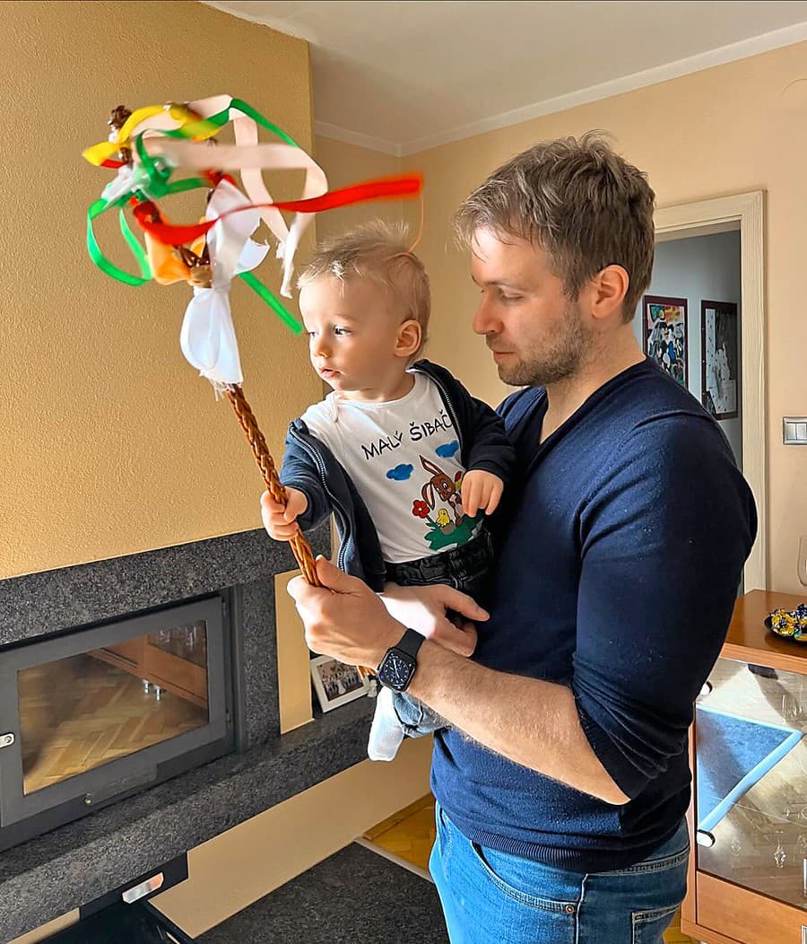 Spevák Tomáš Bezdeda sa vybral šibať so synom Jakubom.

