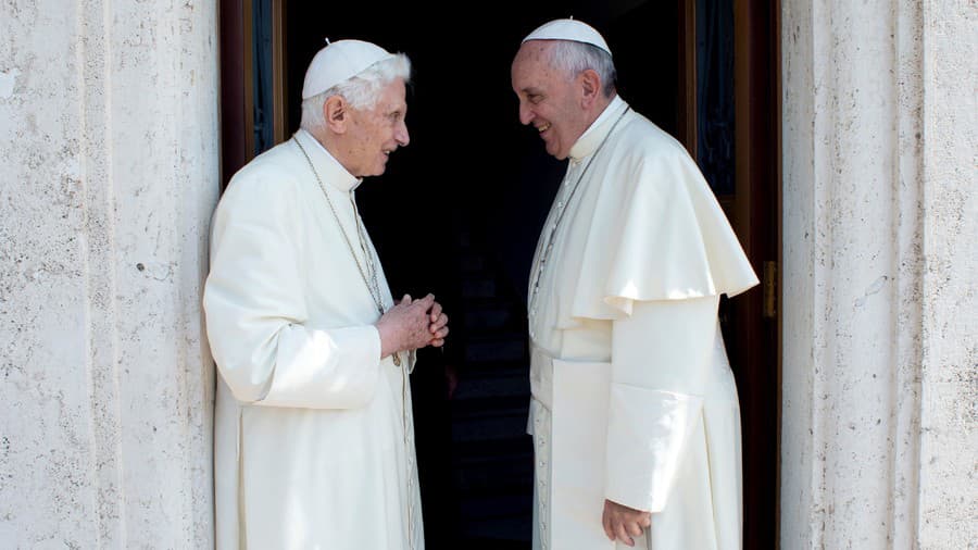 Pápež František (vpravo) navštevoval