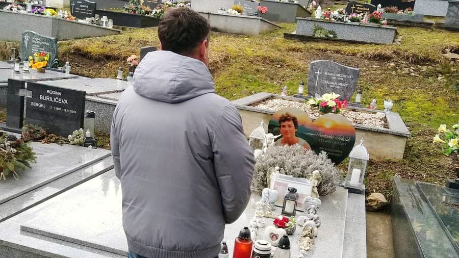Užialený Vladimír chodí za synom na hrob každý deň. 