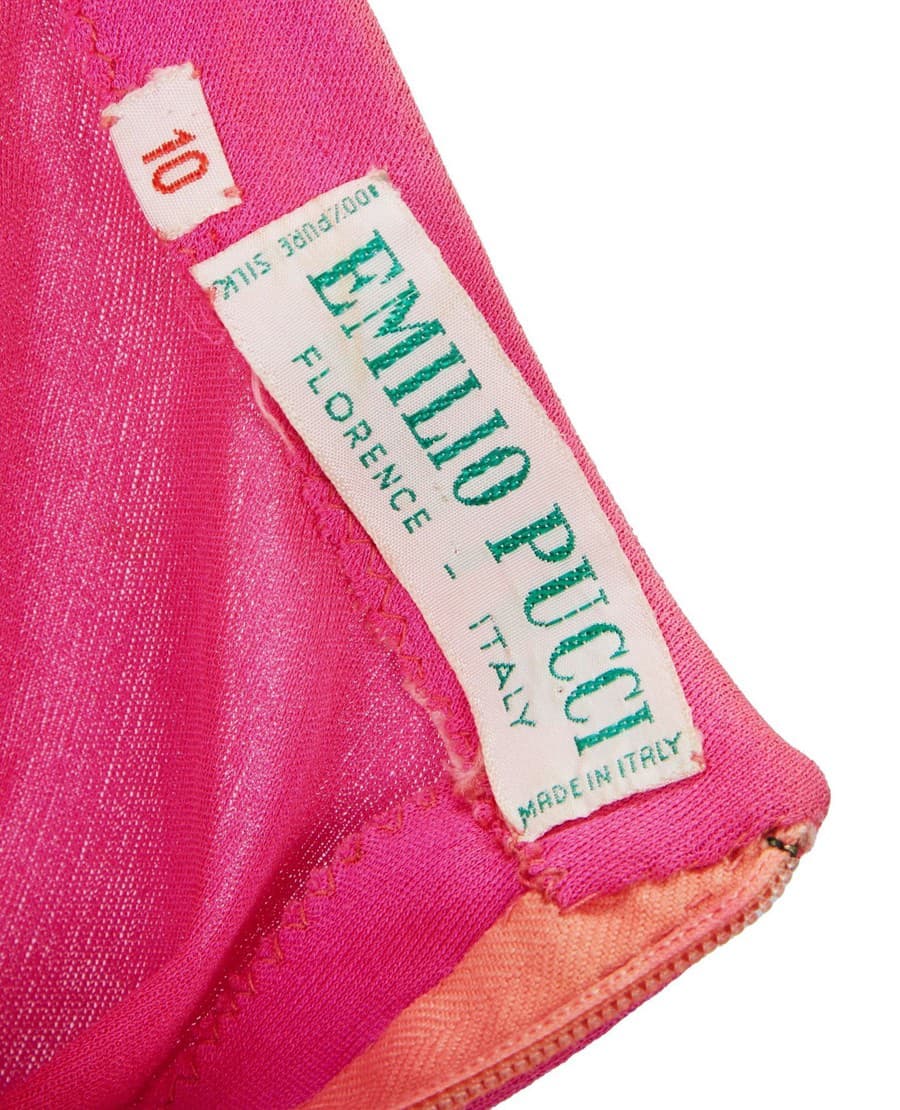 Ružové šaty od talianskej značky Emilio Pucci.