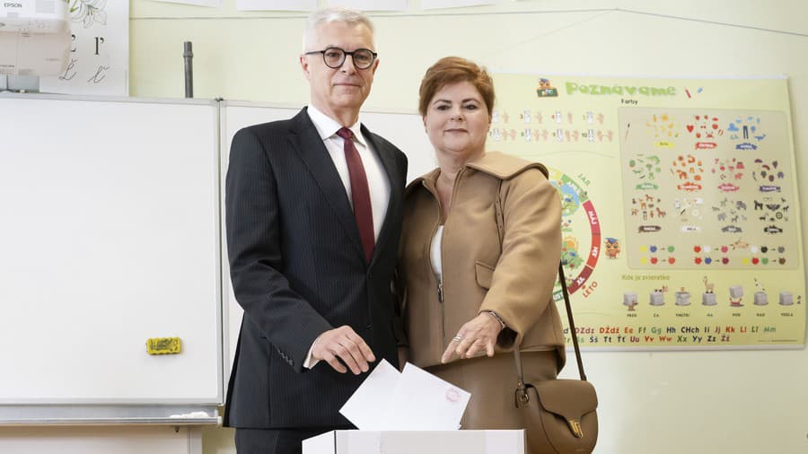 Ivan Korčok s manželkou Soňou vhadzujú obálky s do volebnej schránky v Senci. 