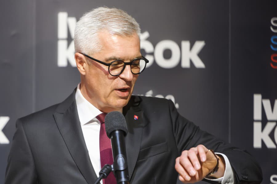 Na snímke kandidát na prezidenta Ivan Korčok počas úvodnej tlačovej konferencie vo svojej volebnej centrále.