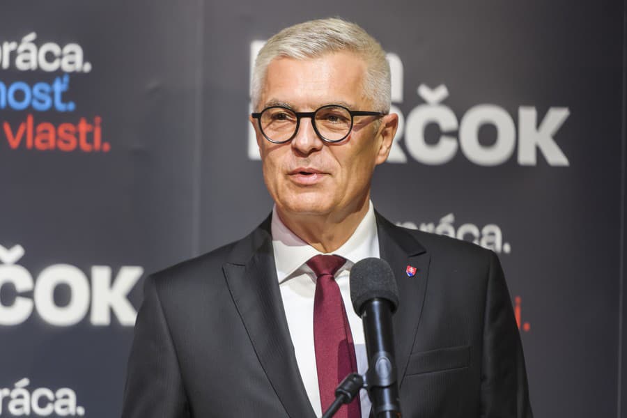Na snímke kandidát na prezidenta Ivan Korčok počas úvodnej tlačovej konferencie vo svojej volebnej centrále.