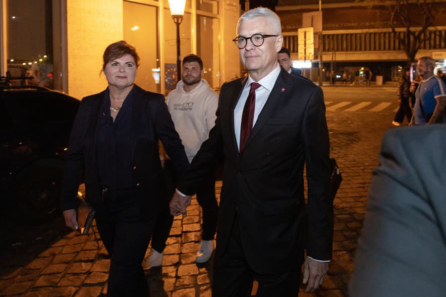  Na snímke Ivan Korčok v sprievode manželky Soni prichádza do volebnej centrály.