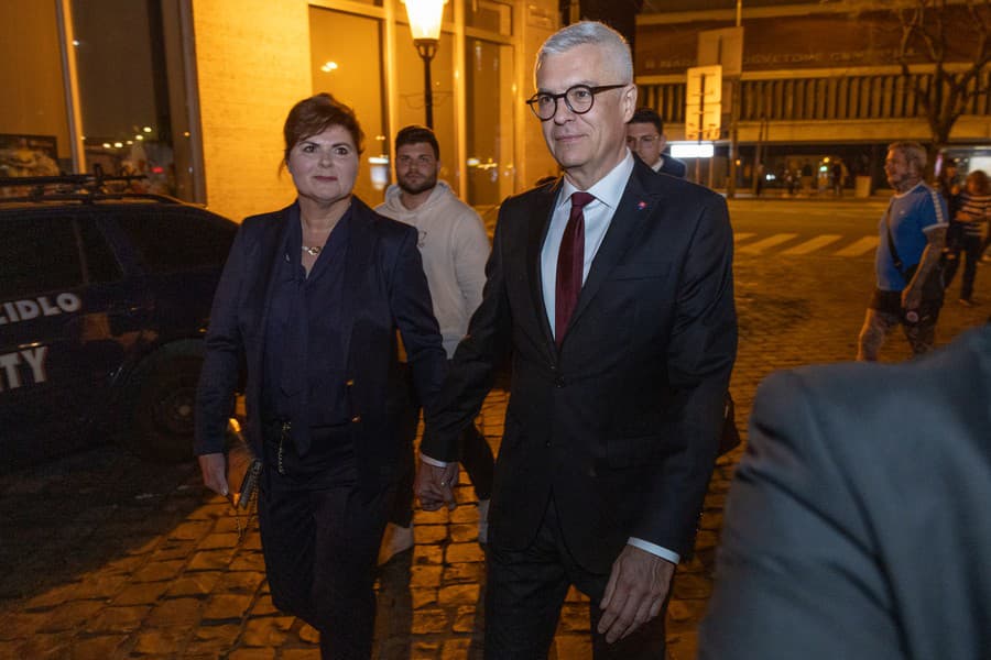  Na snímke Ivan Korčok v sprievode manželky Soni prichádza do volebnej centrály.