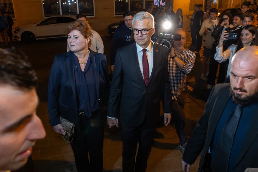  Na snímke Ivan Korčok v sprievode manželky Soni prichádza do volebnej centrály.