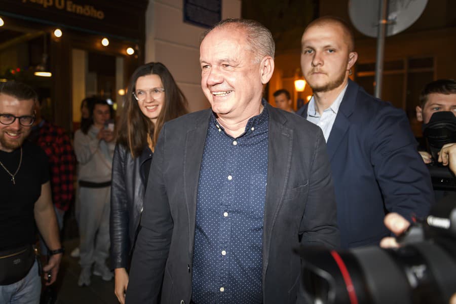 Na snímke exprezident Andrej Kiska prichádza do volebnej centrály kandidáta na prezidenta Ivana Korčoka.