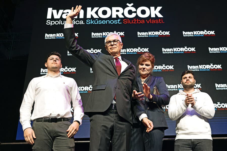 Ivana Korčoka prišli podporiť manželka Soňa aj obaja synovia. 