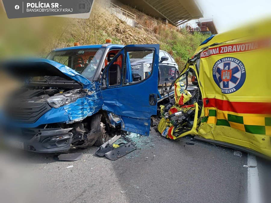 Veľká tragédia pri Lučenci Sanitka sa zrazila s odťahovkou vodič záchranky 63 zomrel