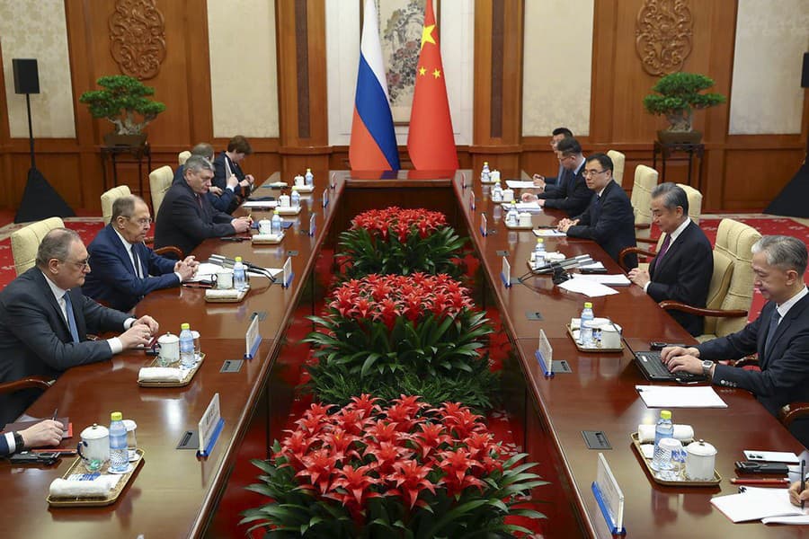 Ruský minister zahraničných vecí Sergej Lavrov počas stretnutia v Pekingu.