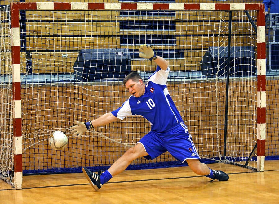 Robert Fico hráva futbal.