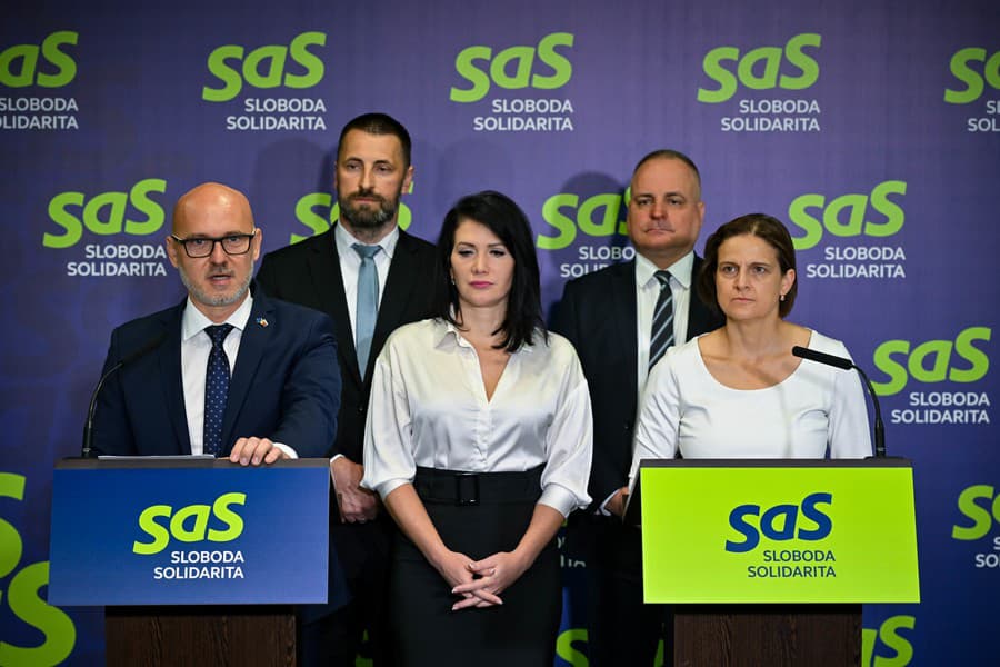 Zľava predseda strany Sloboda a Solidarita (SaS) Branislav Gröhling, podpredseda strany SaS Marián Viskupič, podpredsedkyňa strany SaS Jana Bittó Cigániková, podpredseda strany SaS Juraj Droba, podpredsedkyňa strany SaS Mária Kolíková.