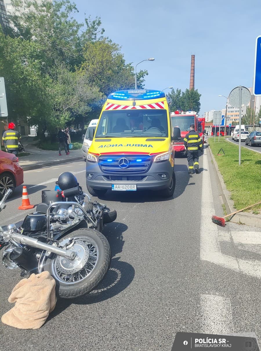 V Bratislave sa motorkár zrazil s osobným autom.