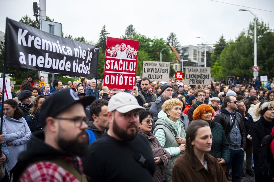 Protest pred úradom vlády.