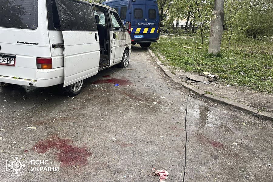 Stopy krvi na ceste pri poškodnej dodávke po útoku ruskej armády na ukrajinské mesto Černihiv.