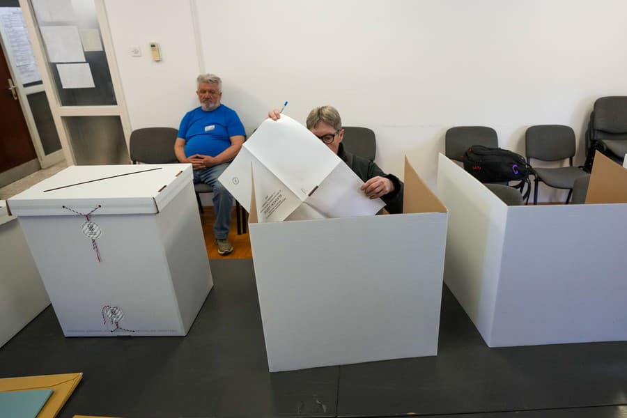 Volička upravuje hlasovací lístok