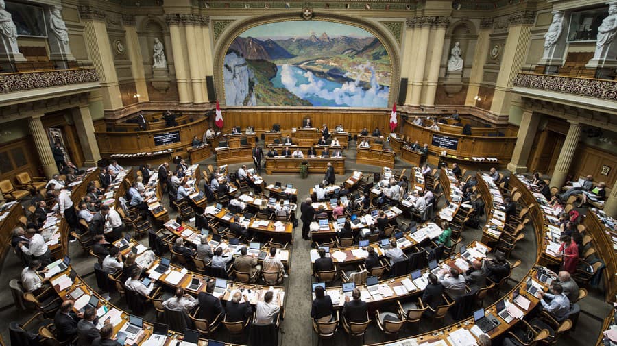 Švajčiarsky parlament zakázal používanie